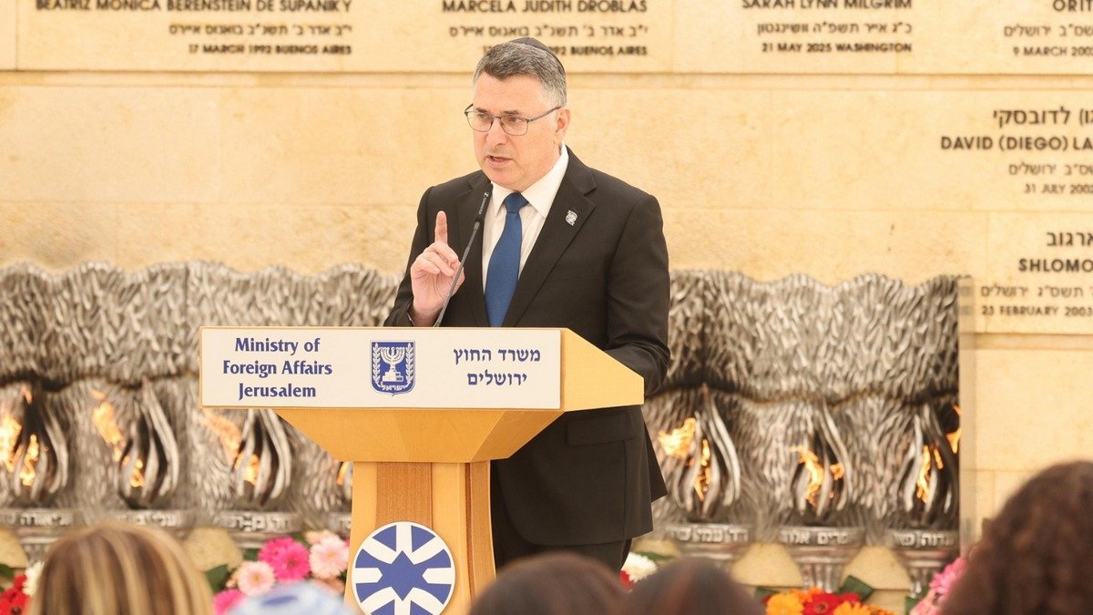 Israeli Foreign Minister Gideon Sa'ar and Spanish Prime Minister Pedro Sánchez