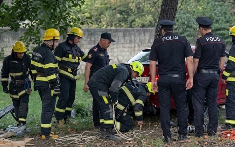 Qaxda BMW ağaca çırpılıb: Qadın sürücü belə xilas edildi